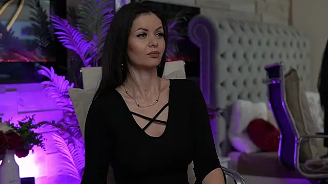 Snapshot of SeductiveMom chatting on December 15, 3:44 am SeductiveMom online show from December 15, 3:44 am