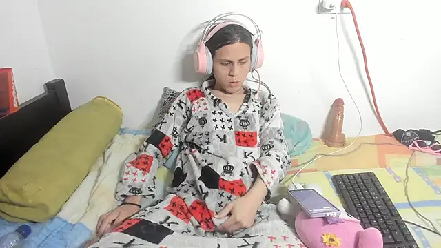 Snapshot of Petite-Goth chatting on November 15, 11:21 pm Petite-Goth online show from November 15, 11:21 pm