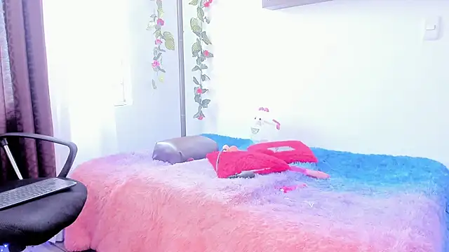 miaroberts69 online show from April 4, 8:50 pm