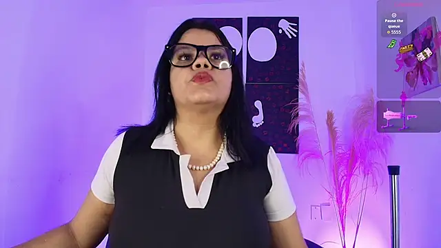 Iamlola  online show from October 16, 9:16 pm