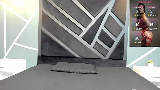 zoe martins  online show from November 5, 7:25 pm