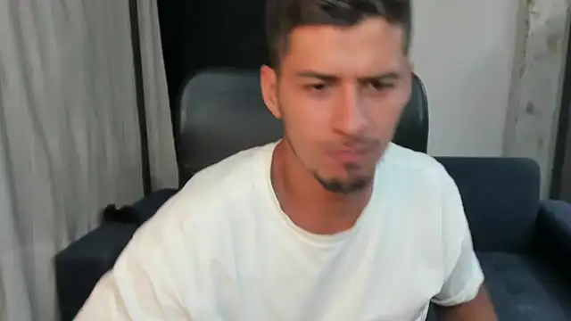 Snapshot of piterrr_hot chatting on December 1, 12:26 am piterrr hot online show from December 1, 12:26 am