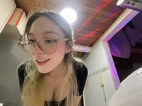 Snapshot of ReenKitty chatting on April 19, 3:17 am ReenKitty online show from April 19, 3:17 am