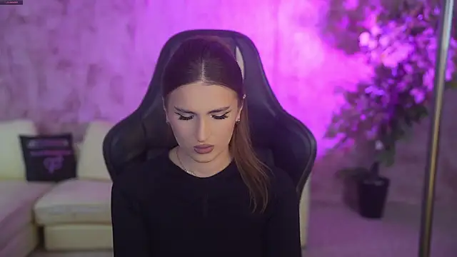 Snapshot of Goldie_Flame chatting on December 14, 7:18 pm Goldie Flame online show from December 14, 7:18 pm