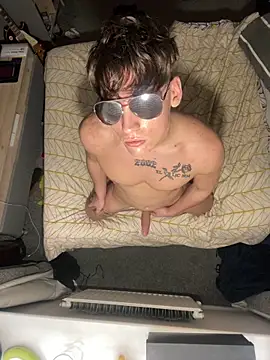 Snapshot of naughtyboy0124 chatting on February 7, 1:37 pm naughtyboy0124 online show from February 7, 1:37 pm