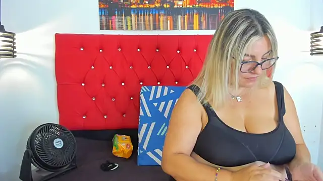 carolinacrus01 online show from November 13, 3:55 pm