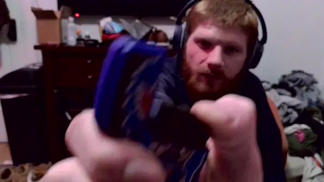 Snapshot of Magnetic127 chatting on November 29, 2:14 am Magnetic127 online show from November 29, 2:14 am