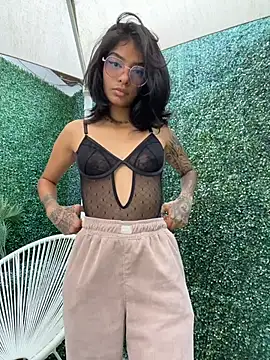 Snapshot of TweetiePieXXX chatting on February 24, 9:02 pm TweetiePieXXX online show from February 24, 9:02 pm