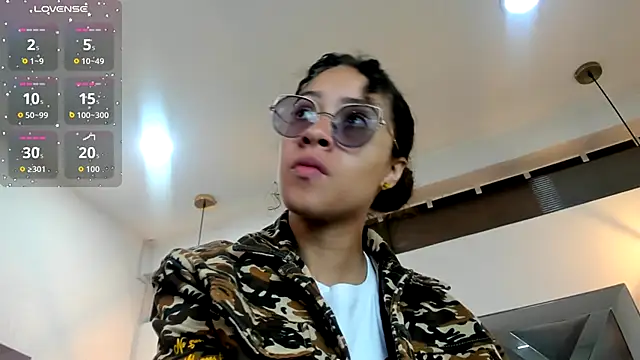 Hanna Cornee  online show from October 17, 1:35 pm