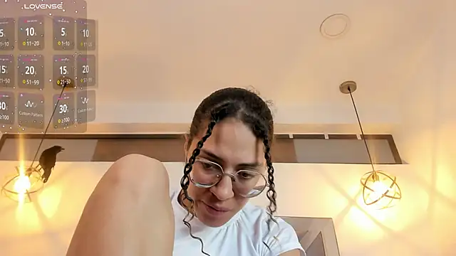 Hanna Cornee  online show from October 30, 2:29 pm