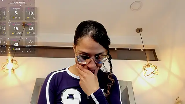 Hanna Cornee  online show from November 19, 1:33 pm