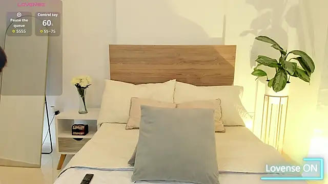 Lea Joness online show from October 10, 12:20 am