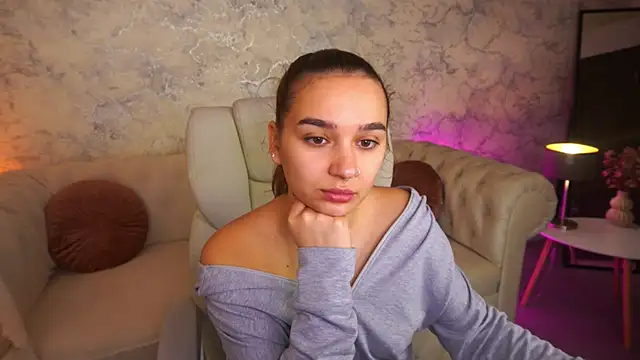 Snapshot of UrMuseOn chatting on November 18, 7:35 am UrMuseOn online show from November 18, 7:35 am