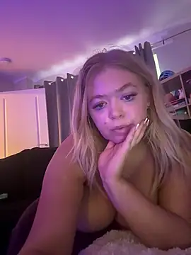 Snapshot of KaylaTrudi chatting on October 19, 3:34 pm KaylaTrudi online show from October 19, 3:34 pm