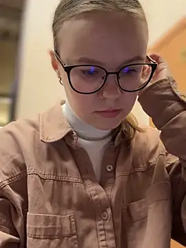 Snapshot of _CherryBloom_ chatting on October 6, 6:22 am CherryBloom online show from October 6, 6:22 am