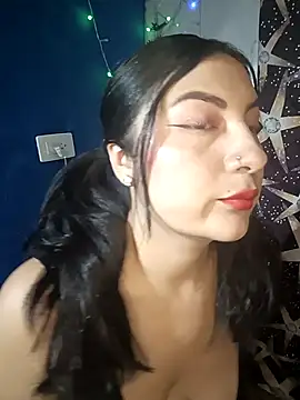 Snapshot of lunna_07 chatting on May 6, 5:18 pm lunna 07 online show from May 6, 5:18 pm