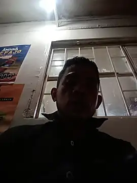 Snapshot of Andreshot911 chatting on October 28, 1:42 am Andreshot911 online show from October 28, 1:42 am