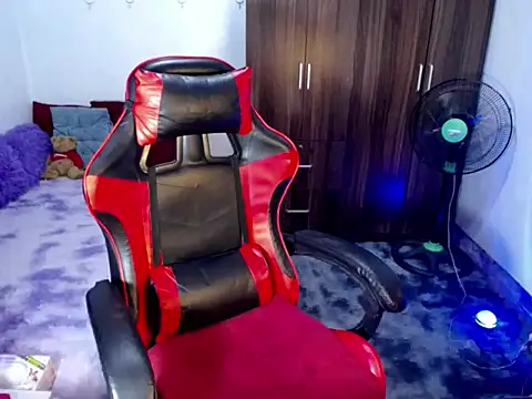 Urassiansweetcummer online show from April 7, 4:24 am