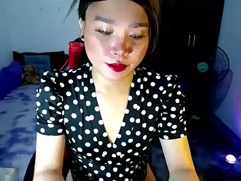 Urassiansweetcummer online show from April 13, 5:13 am