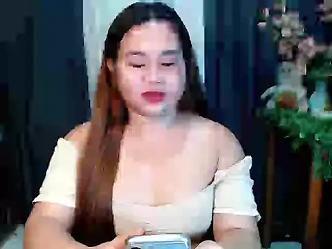 Snapshot of queen_staceyy chatting on February 4, 11:05 am queen staceyy online show from February 4, 11:05 am