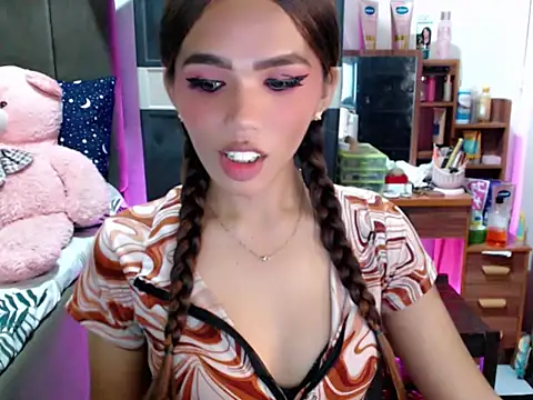 Snapshot of urswtasian_chesca chatting on November 10, 1:43 pm urswtasian chesca online show from November 10, 1:43 pm