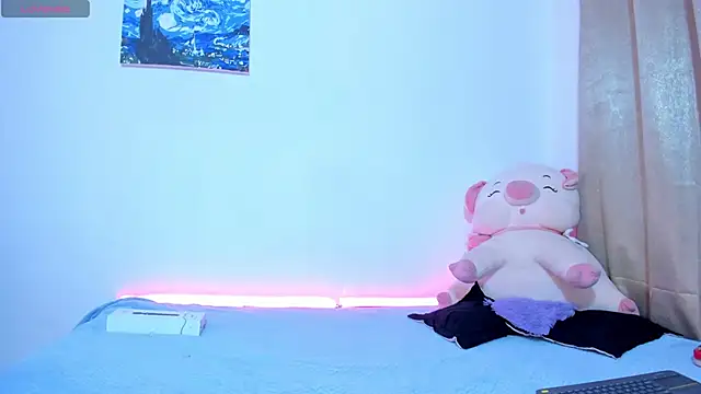 Shophie thoopson online show from April 5, 7:00 pm