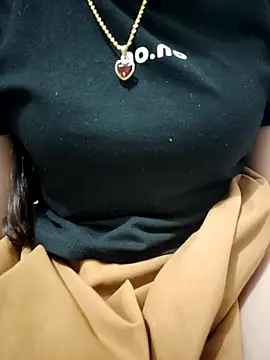 Snapshot of Du-Uyen chatting on November 16, 11:32 pm Du-Uyen online show from November 16, 11:32 pm