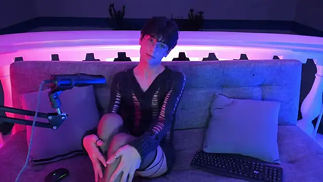 Snapshot of luixdust_ chatting on September 25, 5:44 am luixdust online show from September 25, 5:44 am