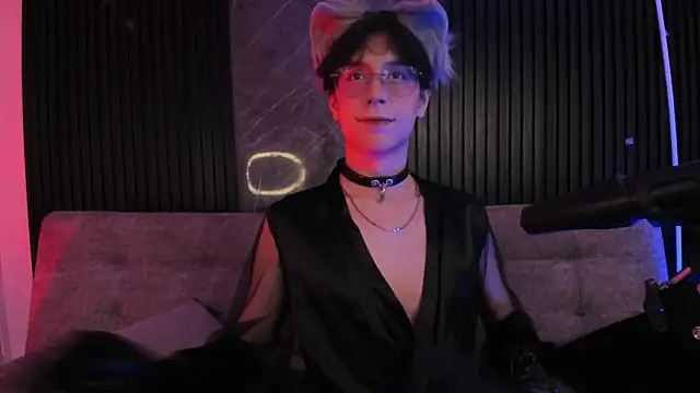 Snapshot of luixdust_ chatting on October 30, 7:32 am luixdust online show from October 30, 7:32 am