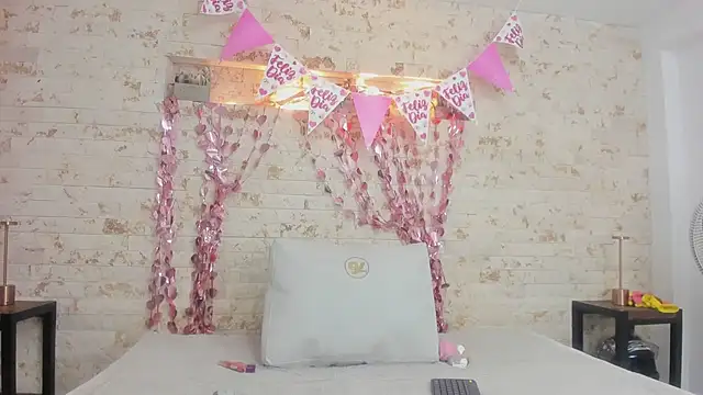 Snapshot of ikia_lopez_ chatting on February 18, 11:28 am ikia lopez online show from February 18, 11:28 am