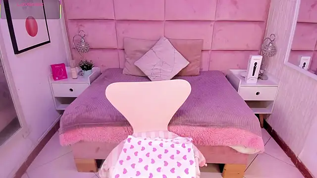 Snapshot of Janah_Myers chatting on November 25, 12:38 pm Janah Myers online show from November 25, 12:38 pm