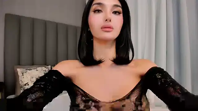 Snapshot of EmeraldGreyson chatting on February 4, 12:27 am EmeraldGreyson online show from February 4, 12:27 am