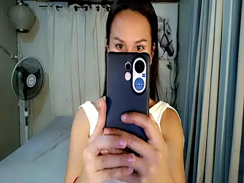 Snapshot of holly_bitch chatting on July 13, 1:52 am holly bitch online show from July 13, 1:52 am