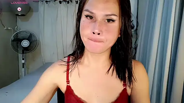 Snapshot of holly_bitch chatting on July 18, 1:10 am holly bitch online show from July 18, 1:10 am