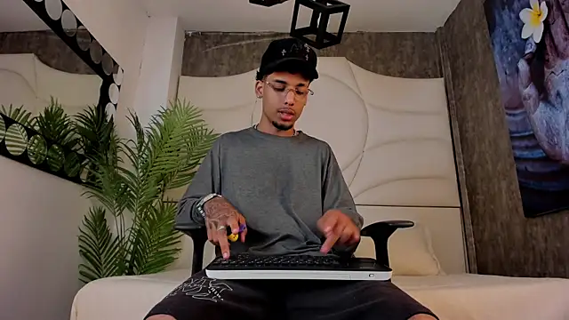 Thiagoferreti online show from October 13, 3:17 am