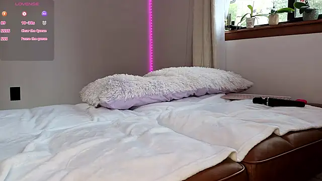 dustbunni0414 online show from April 8, 1:44 pm