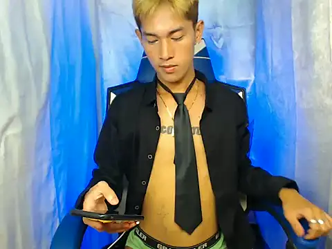 Snapshot of riks_tyler chatting on November 12, 11:32 am riks tyler online show from November 12, 11:32 am