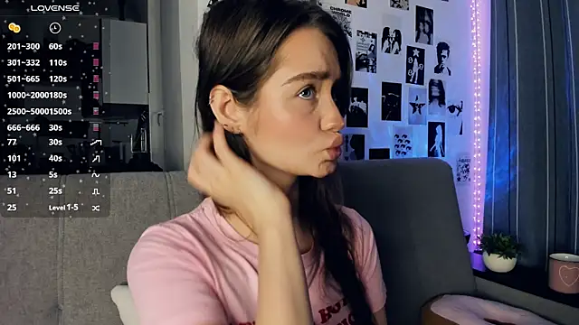 lovelyalivia online show from December 5, 9:29 am