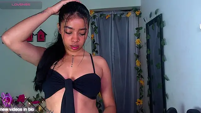 Snapshot of Angie_Lee01 chatting on October 23, 11:53 am Angie Lee01 online show from October 23, 11:53 am