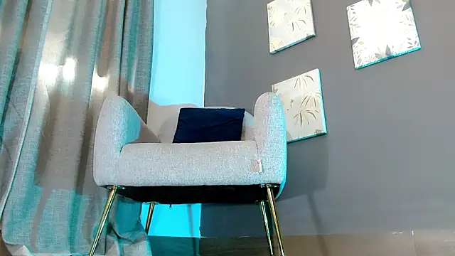 Snapshot of emily_ox0 chatting on February 7, 8:12 pm emily ox0 online show from February 7, 8:12 pm