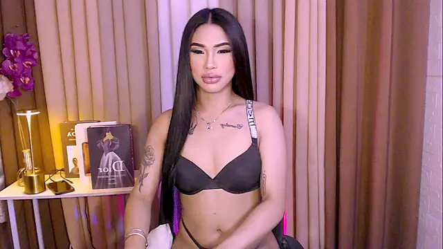 Snapshot of Megan_sativa chatting on November 20, 8:03 am Megan sativa online show from November 20, 8:03 am