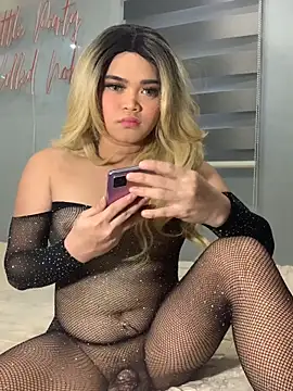 Snapshot of VictoriaL0ve chatting on November 22, 7:18 am VictoriaL0ve online show from November 22, 7:18 am