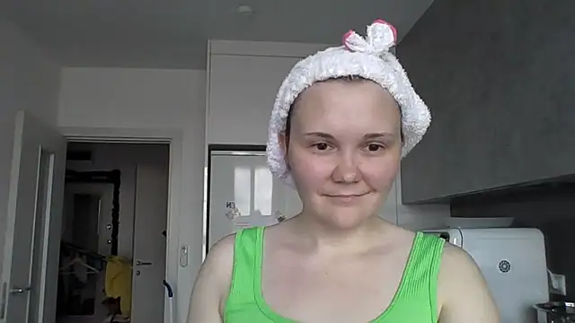 Snapshot of Qaynii chatting on November 1, 9:44 am Qaynii online show from November 1, 9:44 am