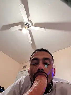 Snapshot of Cnutt310 chatting on February 12, 1:22 am Cnutt310 online show from February 12, 1:22 am