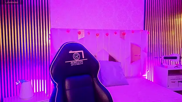 LIHIAN TAY online show from April 9, 12:21 pm