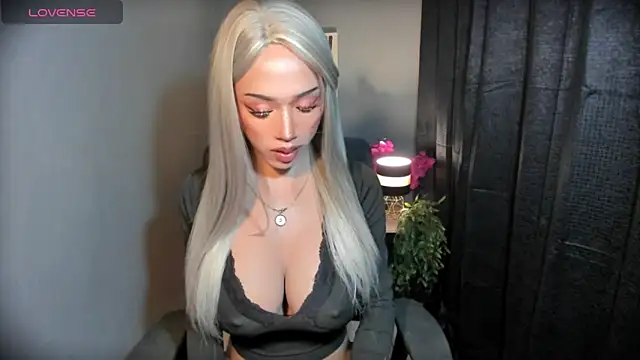 Snapshot of AiraCumSlut chatting on April 4, 5:54 pm AiraCumSlut online show from April 4, 5:54 pm