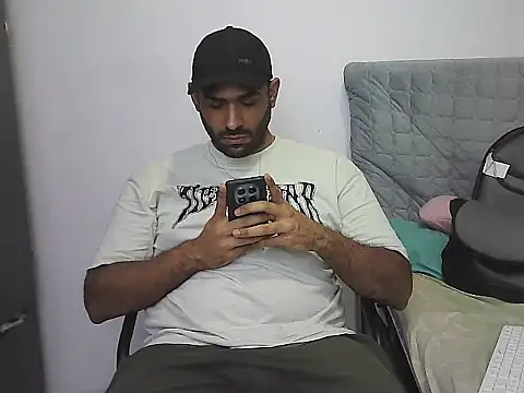 Snapshot of morenocabro10 chatting on February 12, 1:33 am morenocabro10 online show from February 12, 1:33 am