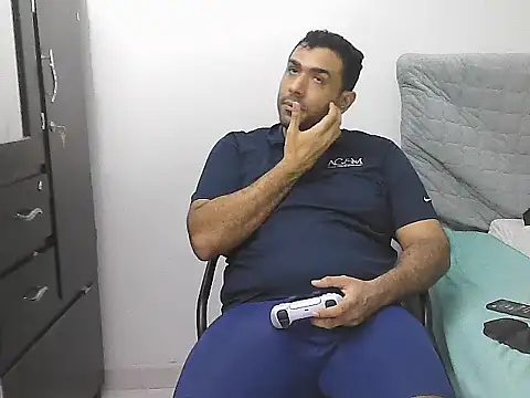 Snapshot of morenocabro10 chatting on April 10, 2:28 am morenocabro10 online show from April 10, 2:28 am