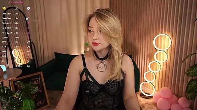 LauraWifeness online show from March 26, 6:30 am