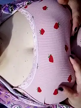 Snapshot of Hnonasix89 chatting on April 1, 9:10 am Hnonasix89 online show from April 1, 9:10 am